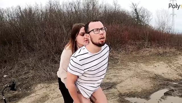 Küken bestraft ihre Freundin mit Brille mit einem Strapon